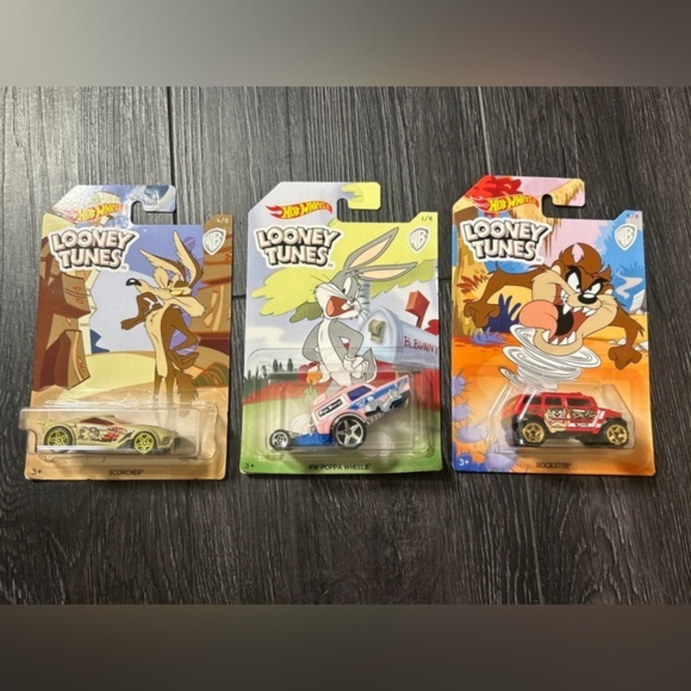 Hot Wheels Looney Tunes Cars Set - Card wear